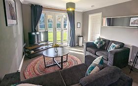 Superb Modern Apartment, Free Secure Parking!